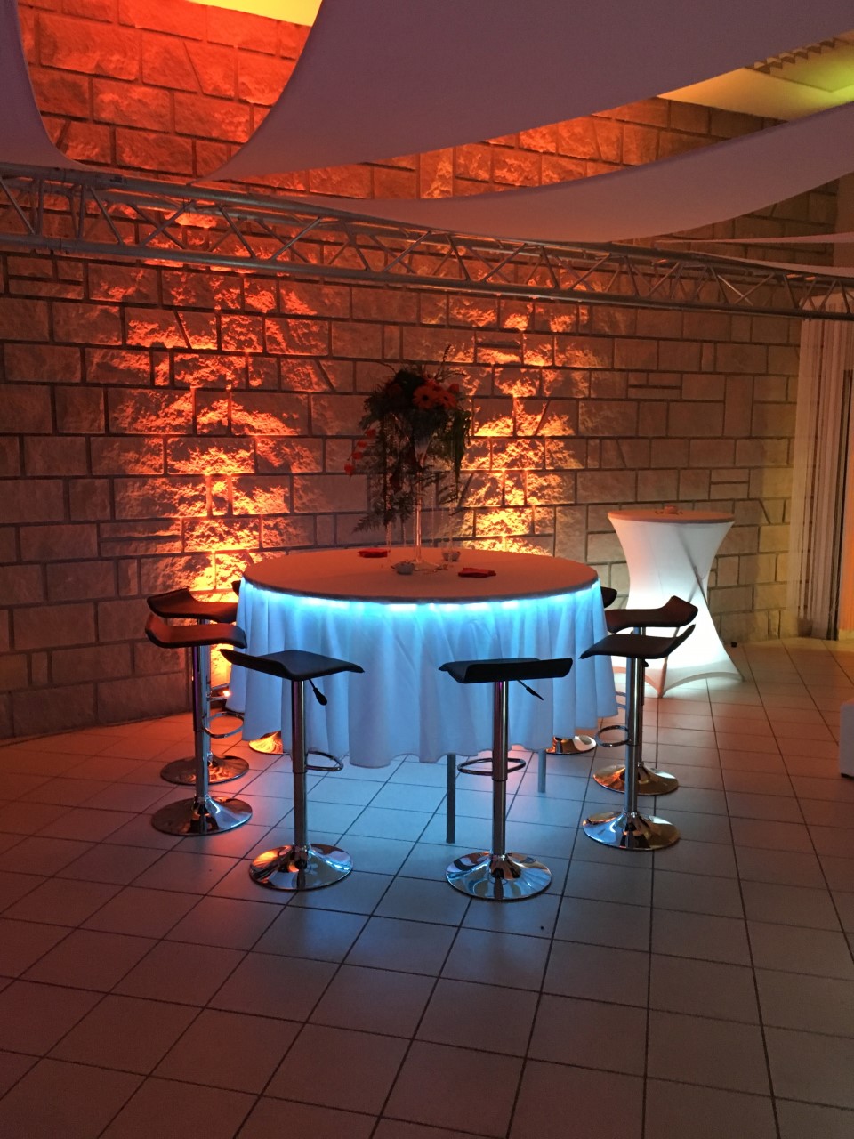 Location table haute lumineuse et tabouret haut Jani Event.