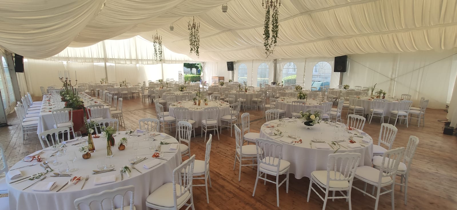 Décoration de salle par Jani Event, avec table ronde, nappe blanche et chaise napoléon blanche, au château de Vitry-la-Ville.