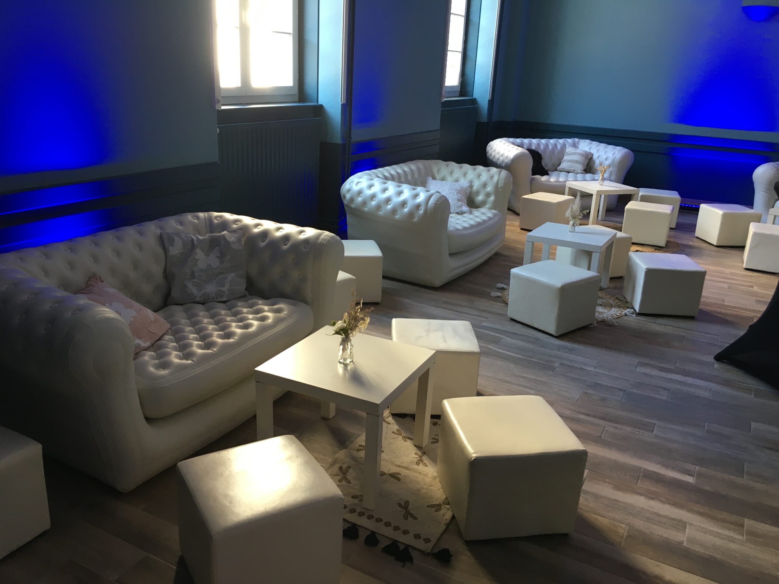 Location de mobilier pour espace assis. Canapé gonflable blanc, pouf et table basse. Location Jani Event.